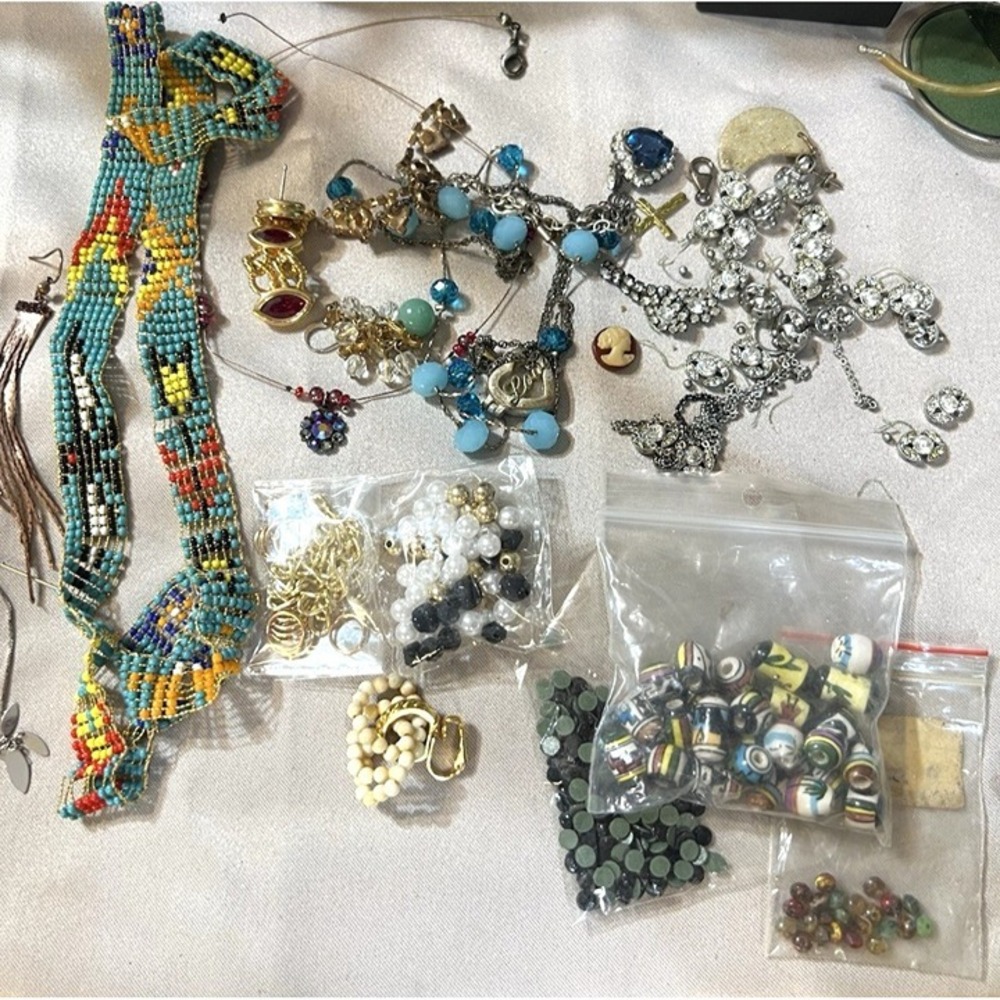 BEAD LOT‎ FOR JEWELRY MAKING SOME VERY GOOD QUALITY (2349)